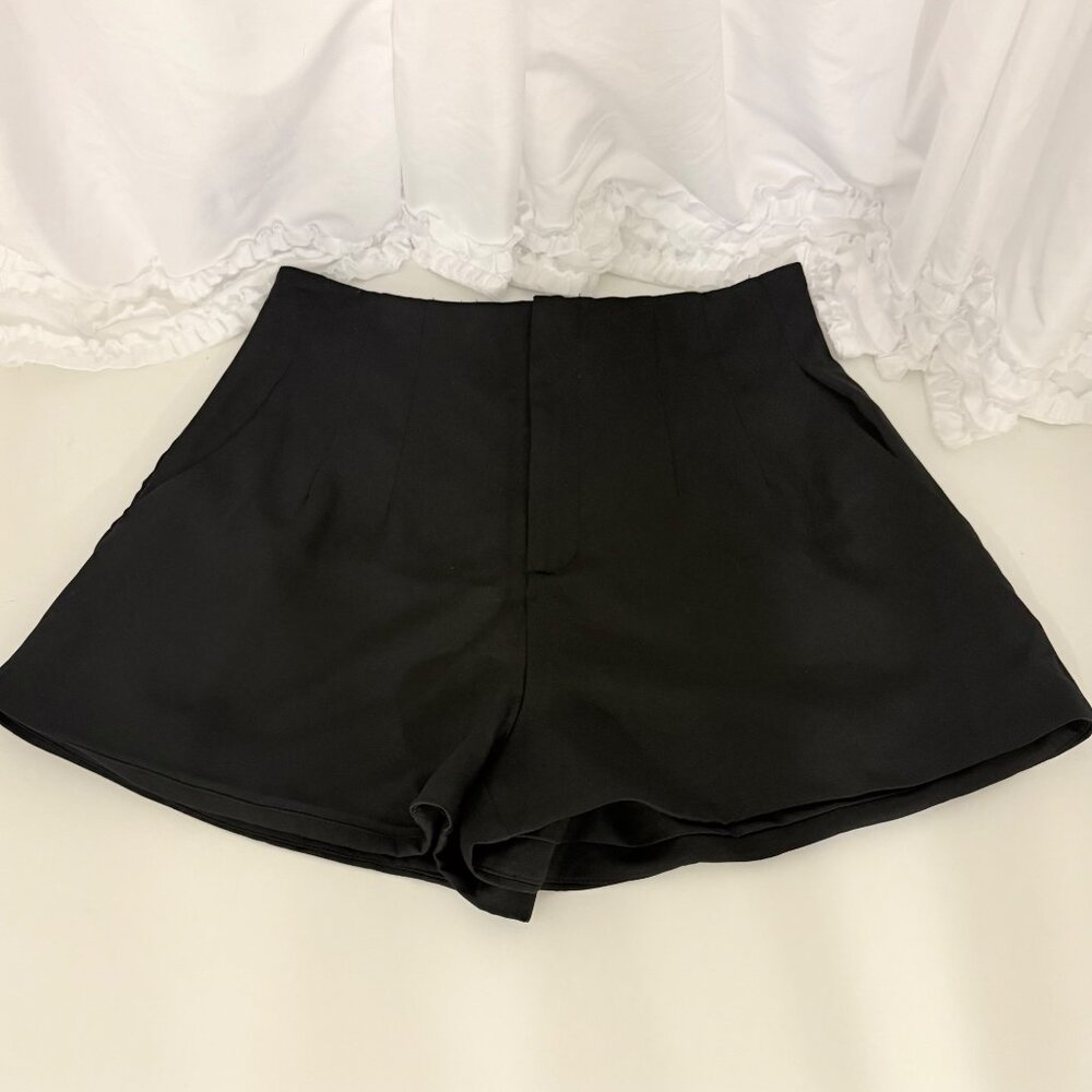 Do+Be NWOT Black High-Waisted Pleated Dress Shorts With Hidden Zipper Closure M